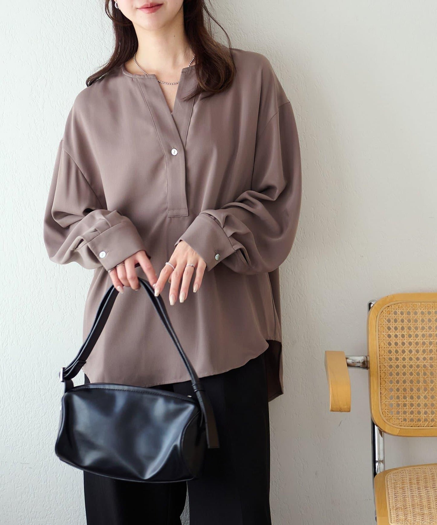 【Discoat】優雅紐扣裝飾V領襯衫