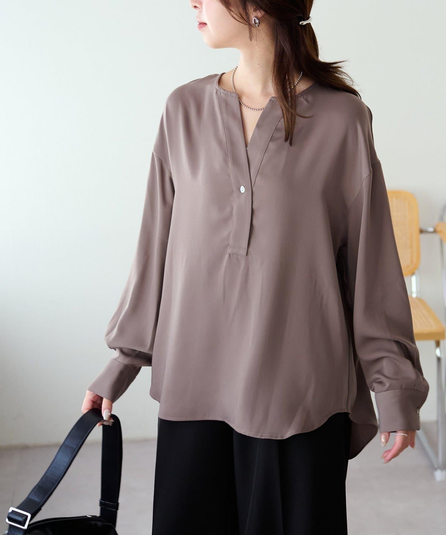 【Discoat】優雅紐扣裝飾V領襯衫