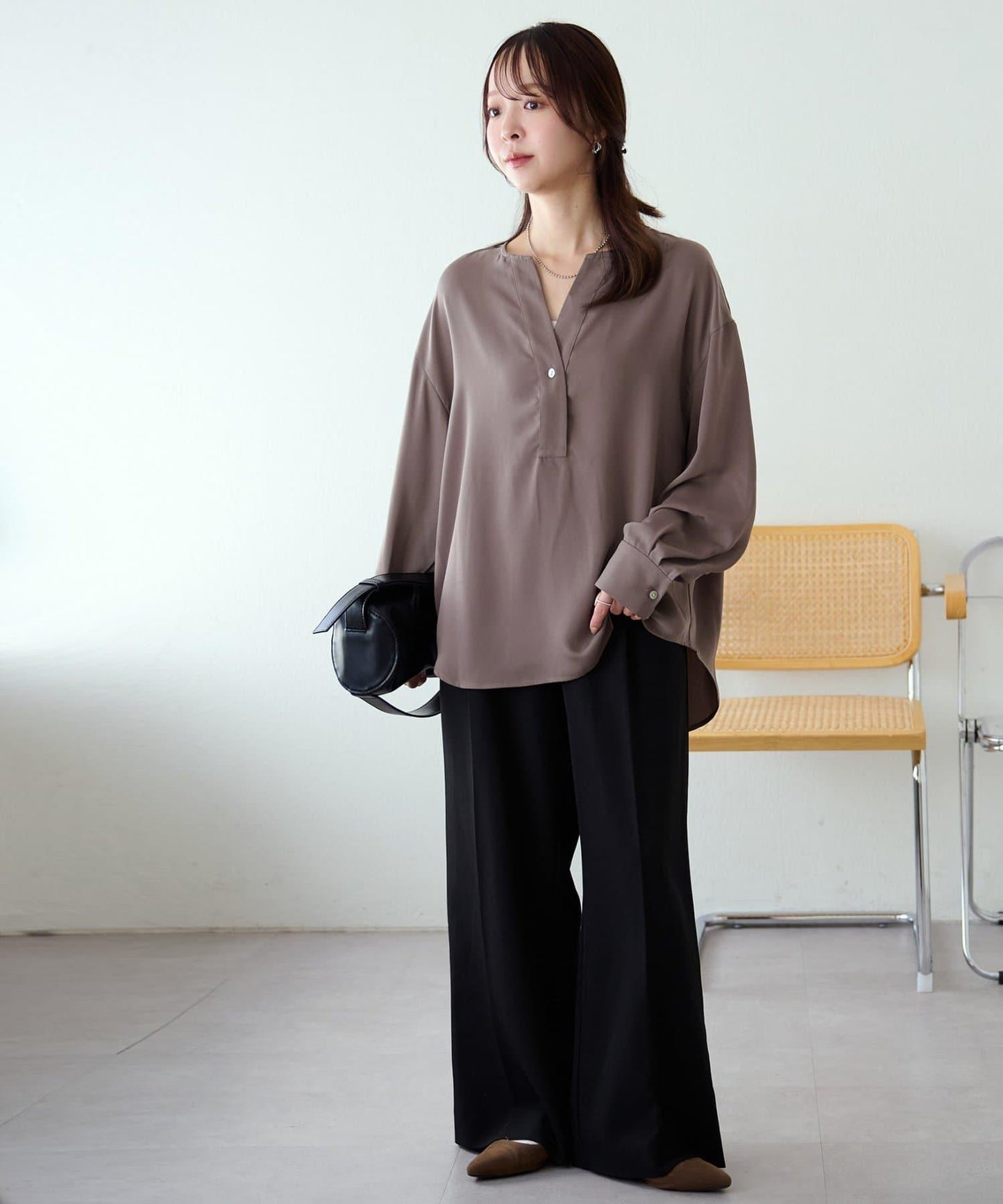 【Discoat】優雅紐扣裝飾V領襯衫