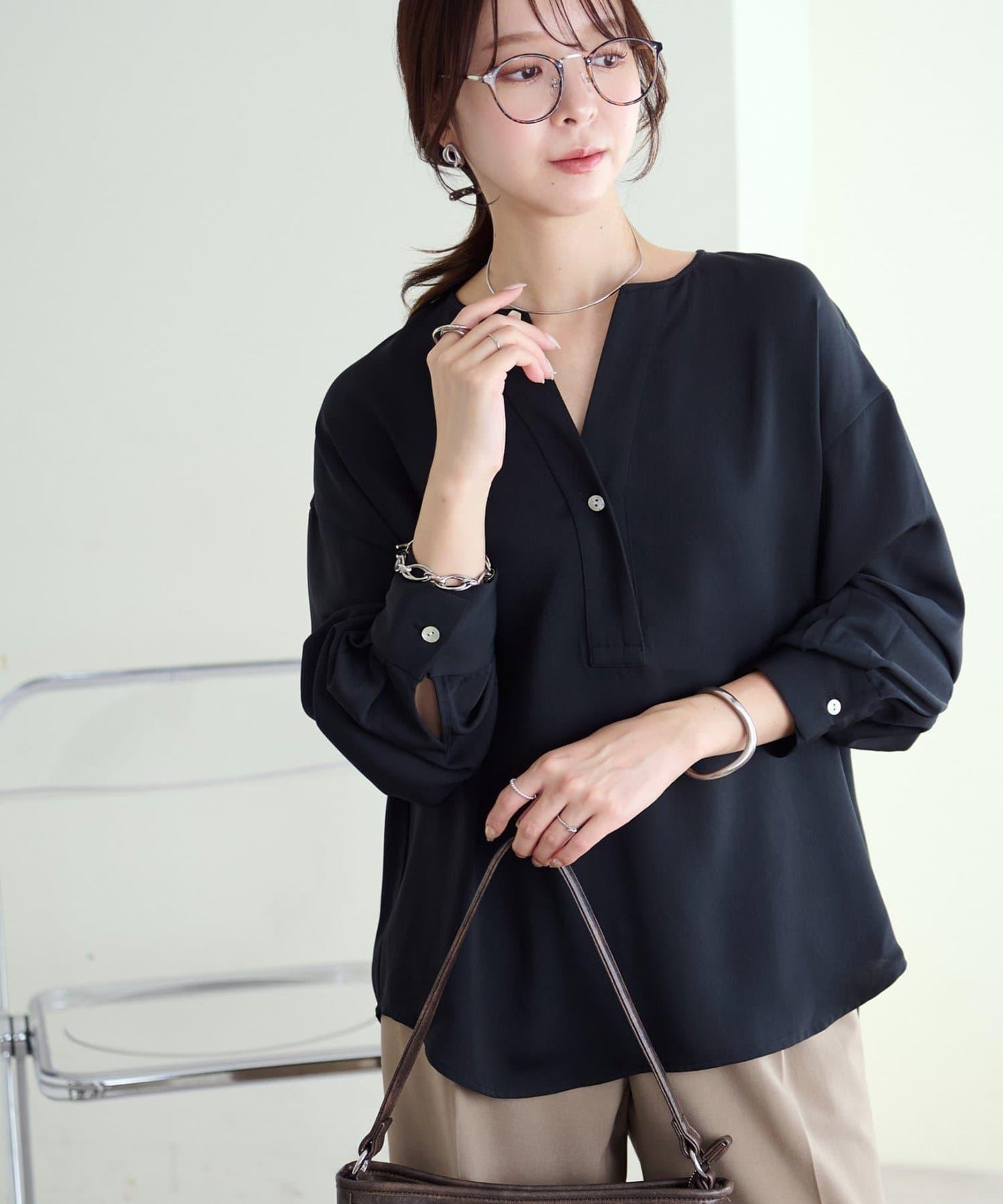 【Discoat】優雅紐扣裝飾V領襯衫