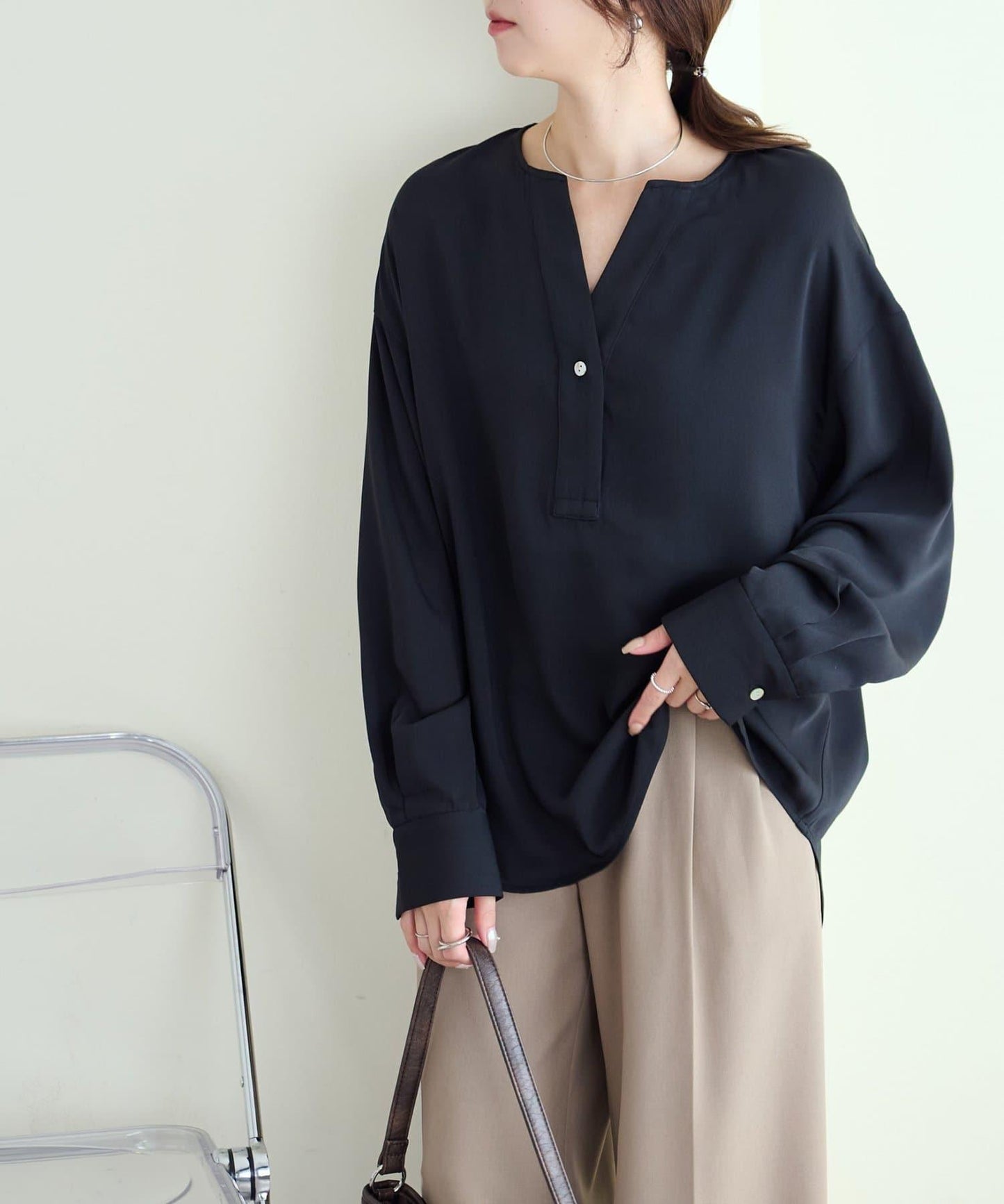 【Discoat】優雅紐扣裝飾V領襯衫