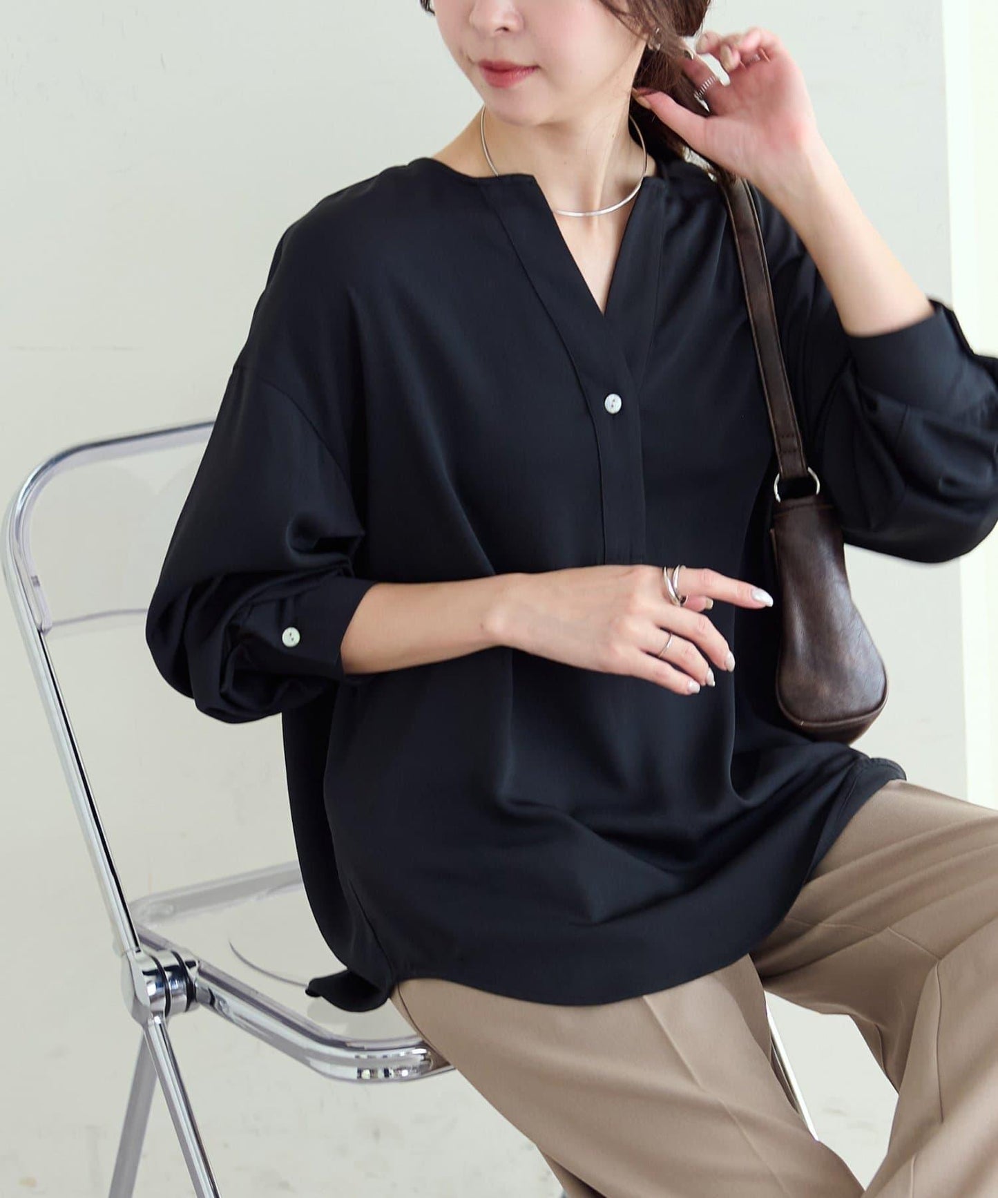 【Discoat】優雅紐扣裝飾V領襯衫