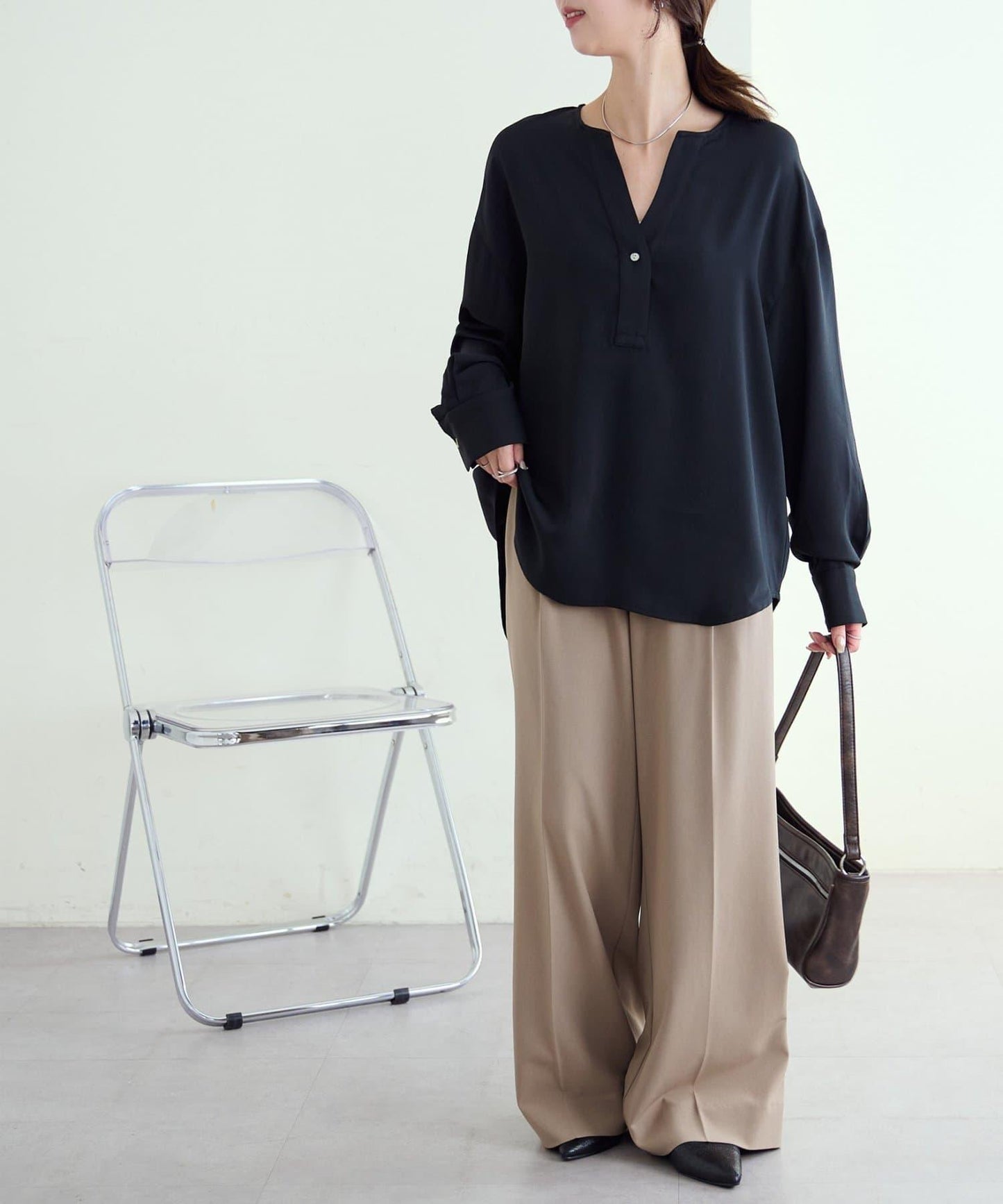 【Discoat】優雅紐扣裝飾V領襯衫