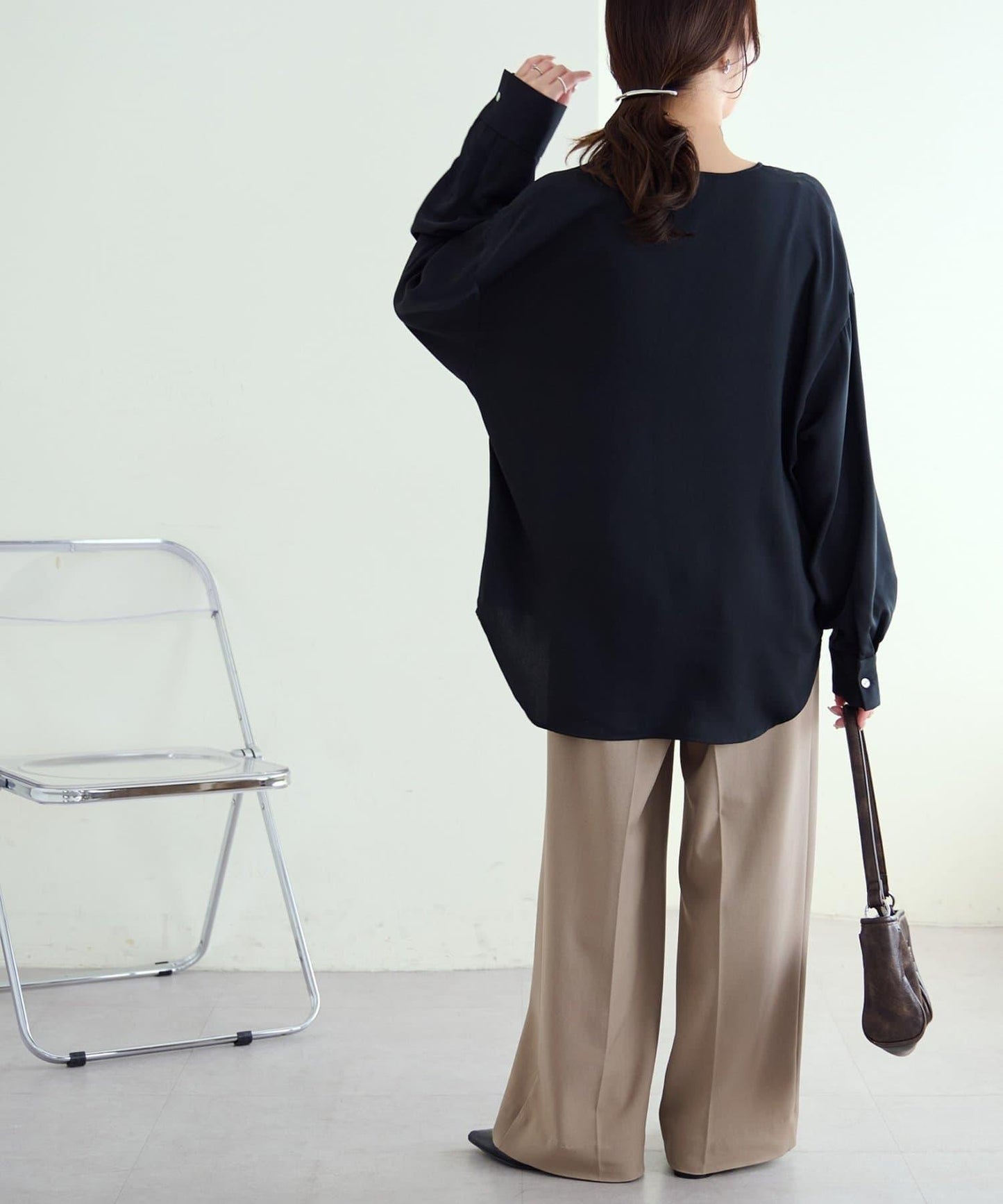 【Discoat】優雅紐扣裝飾V領襯衫