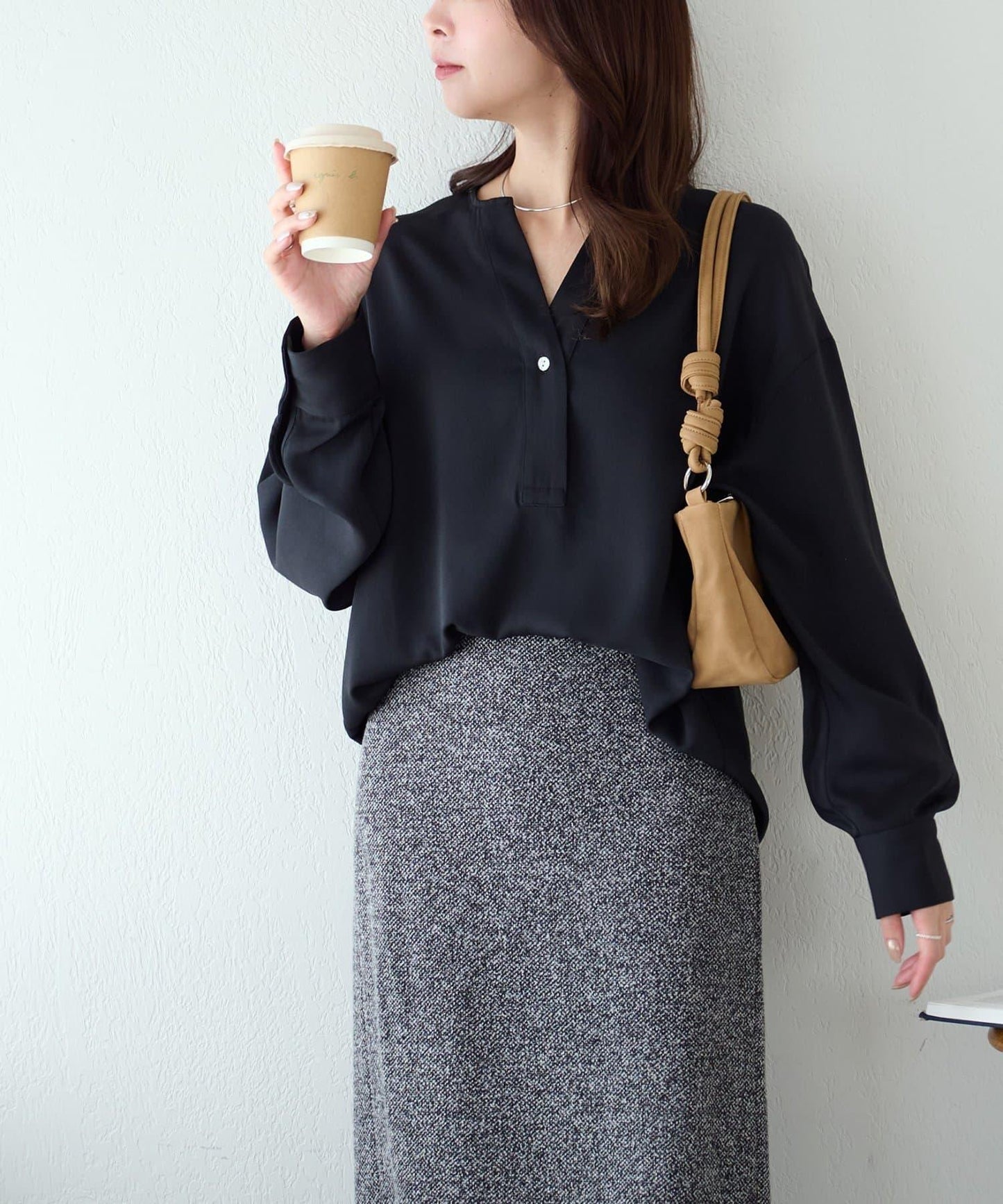 【Discoat】優雅紐扣裝飾V領襯衫