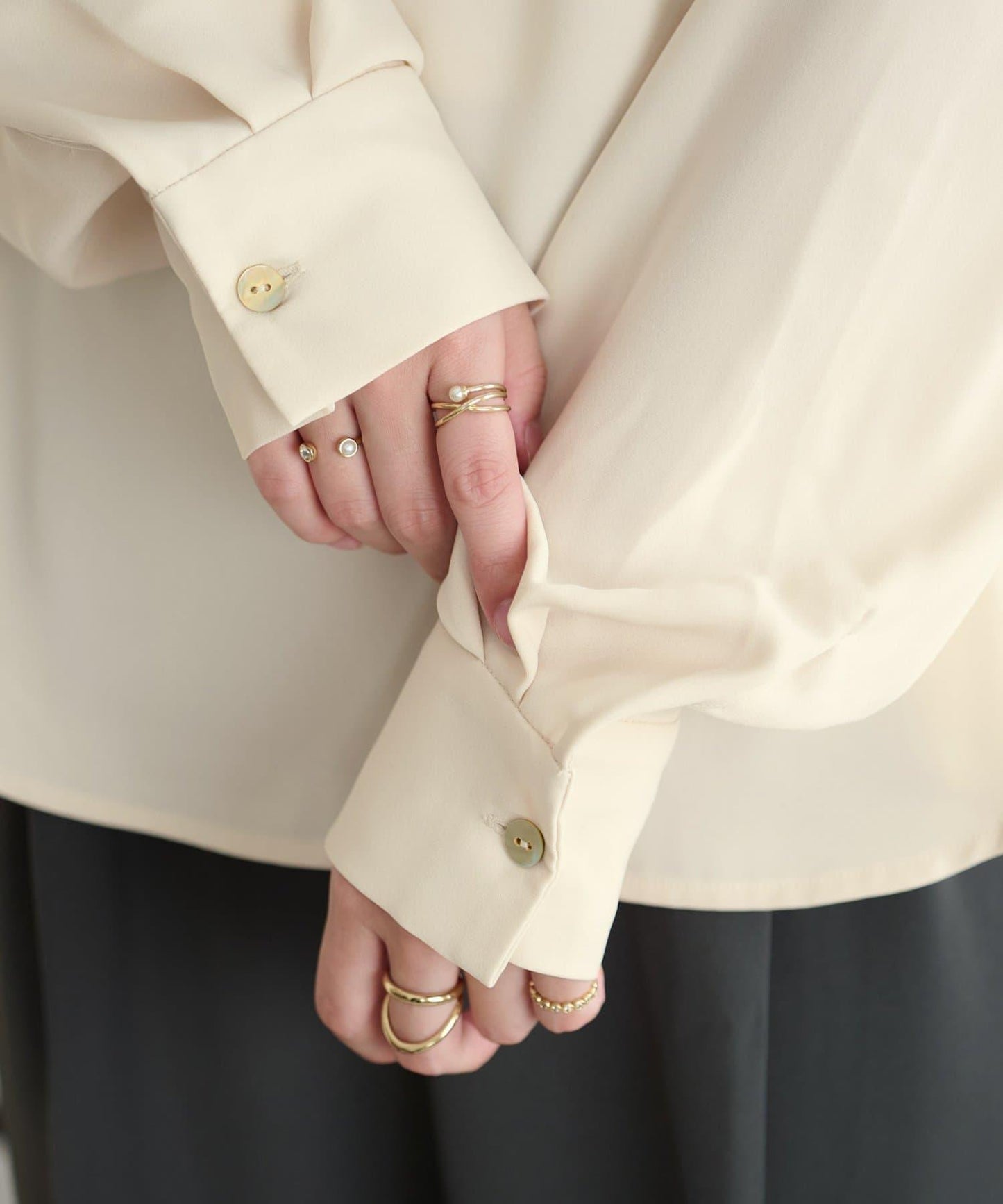 【Discoat】優雅紐扣裝飾V領襯衫