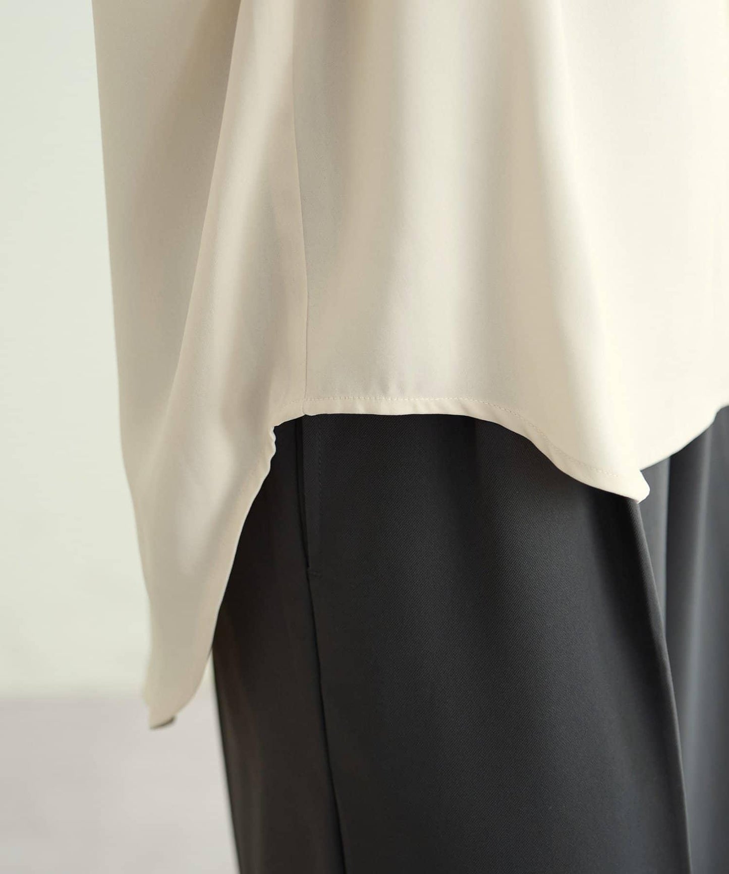 【Discoat】優雅紐扣裝飾V領襯衫