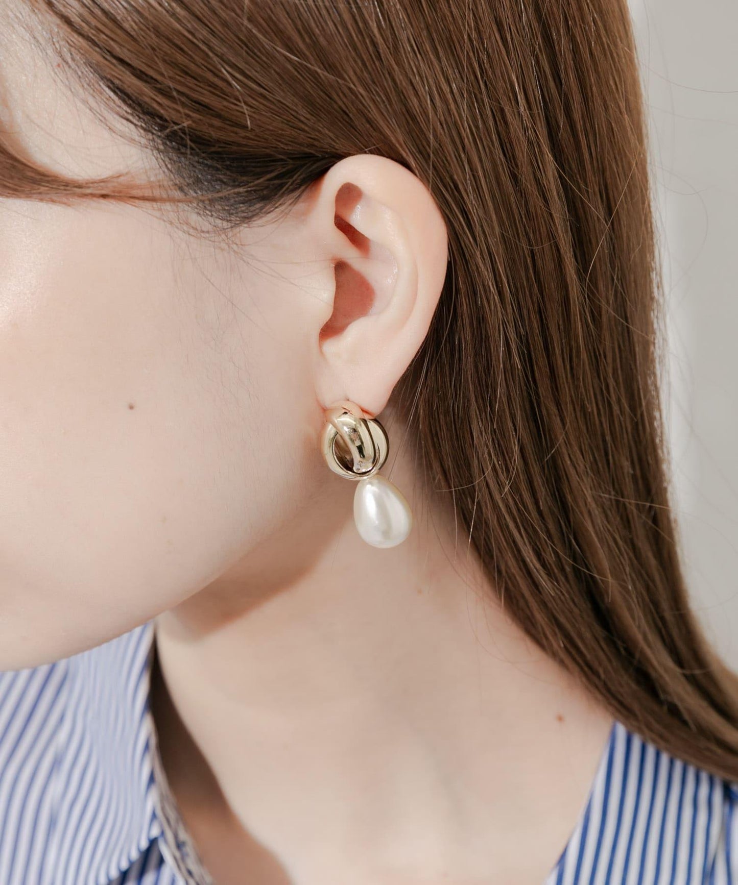 交叉環淚滴珍珠耳環