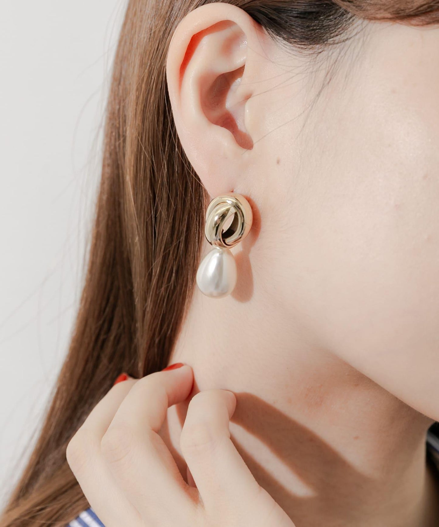 交叉環淚滴珍珠耳環