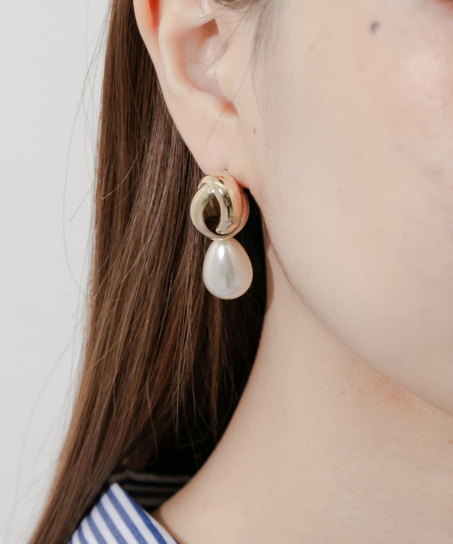 交叉環淚滴珍珠耳環