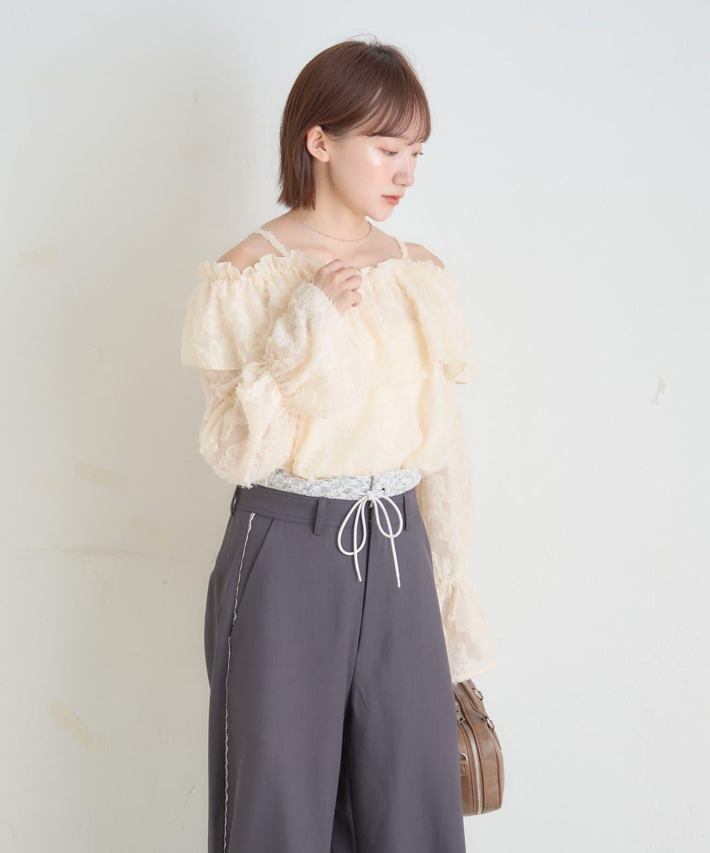 【mystic】[mline]荷葉邊一字肩襯衫