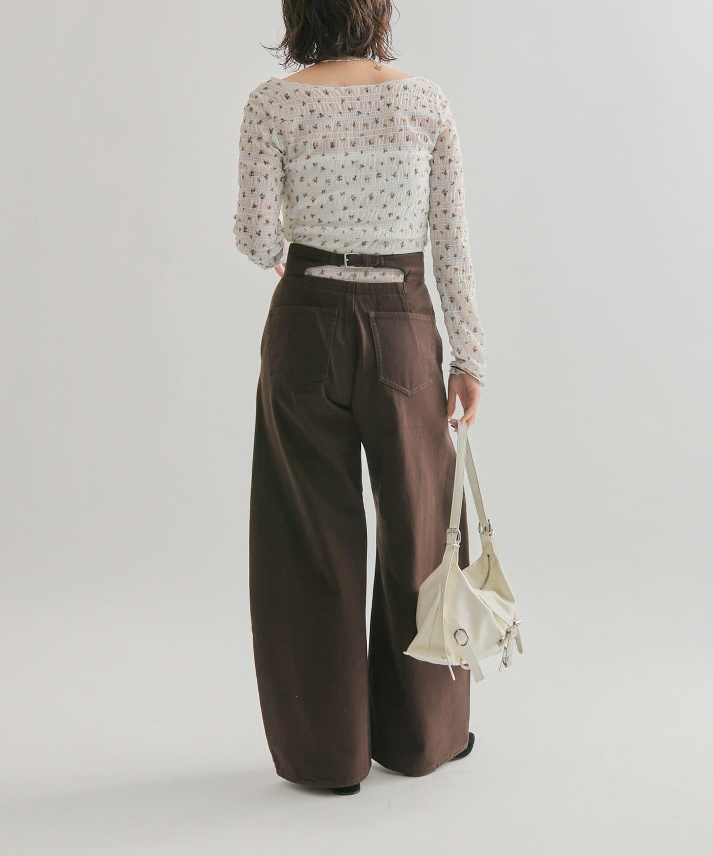 背部鏤空牛仔褲