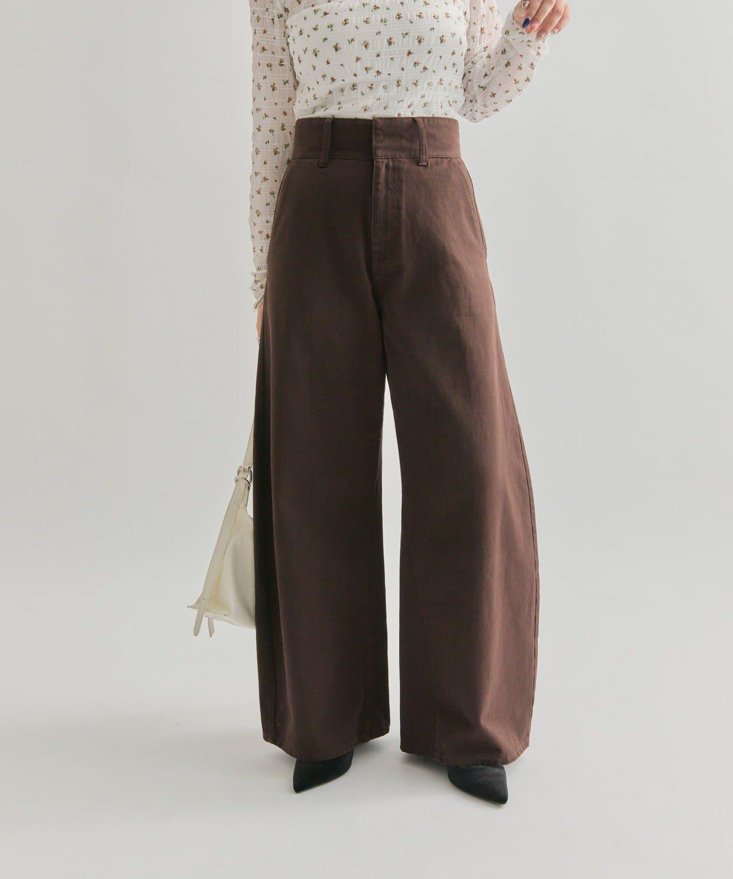 背部鏤空牛仔褲