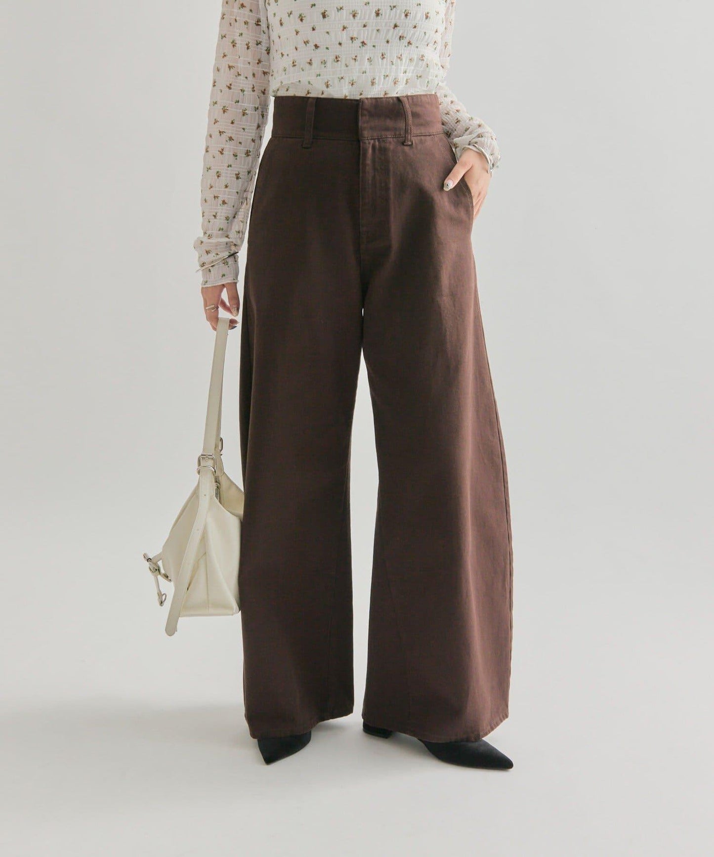 背部鏤空牛仔褲