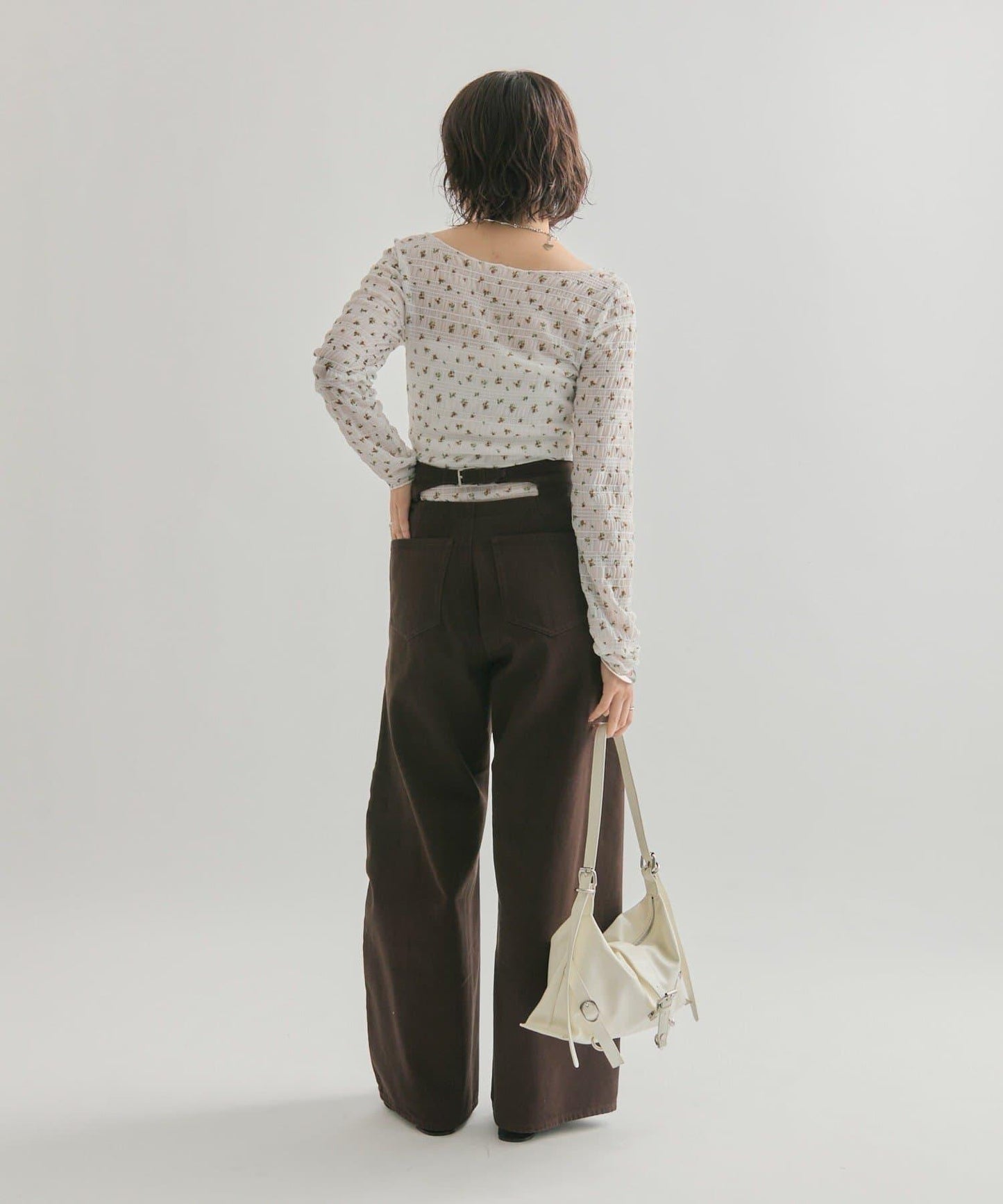 背部鏤空牛仔褲