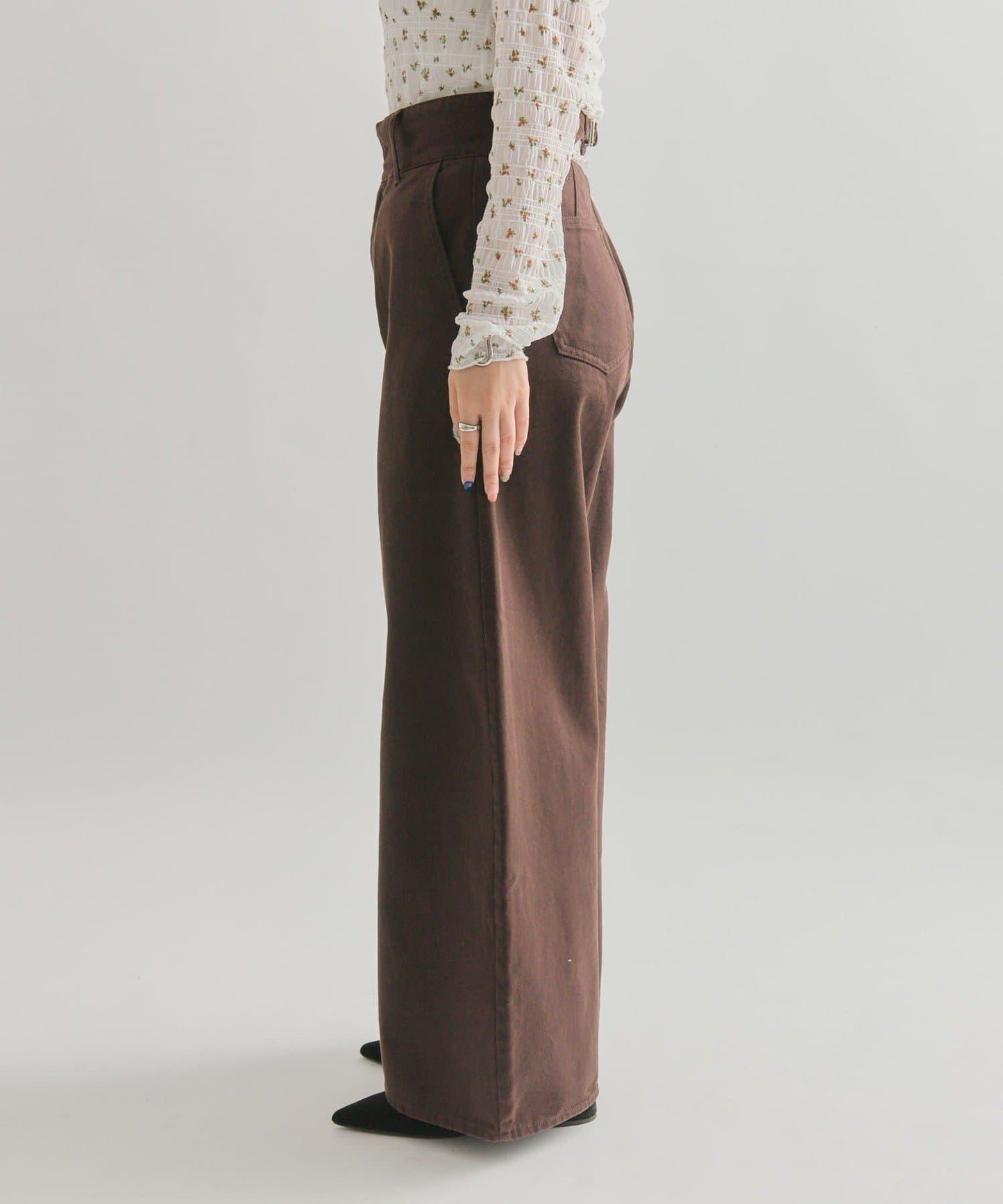 背部鏤空牛仔褲