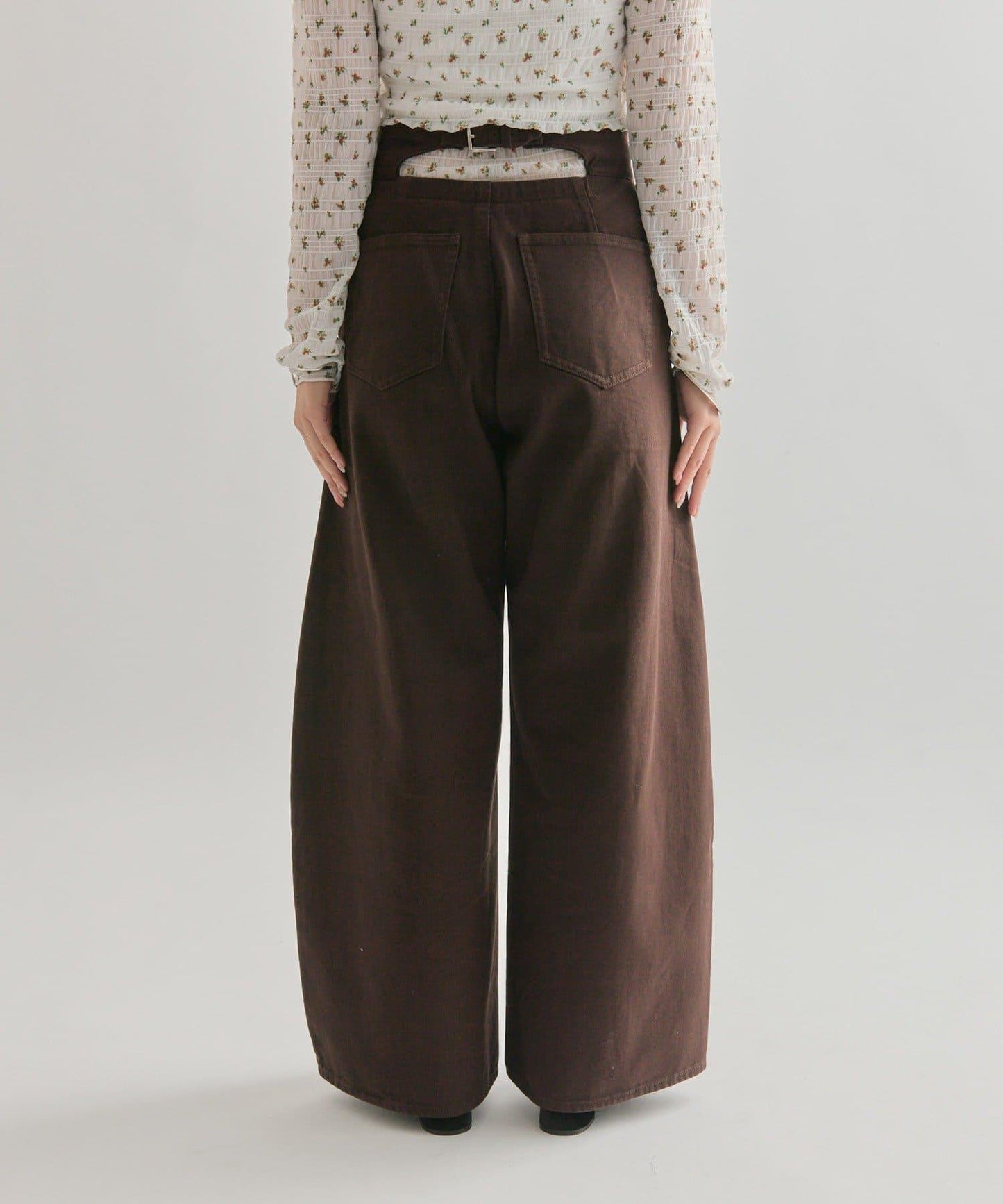 背部鏤空牛仔褲