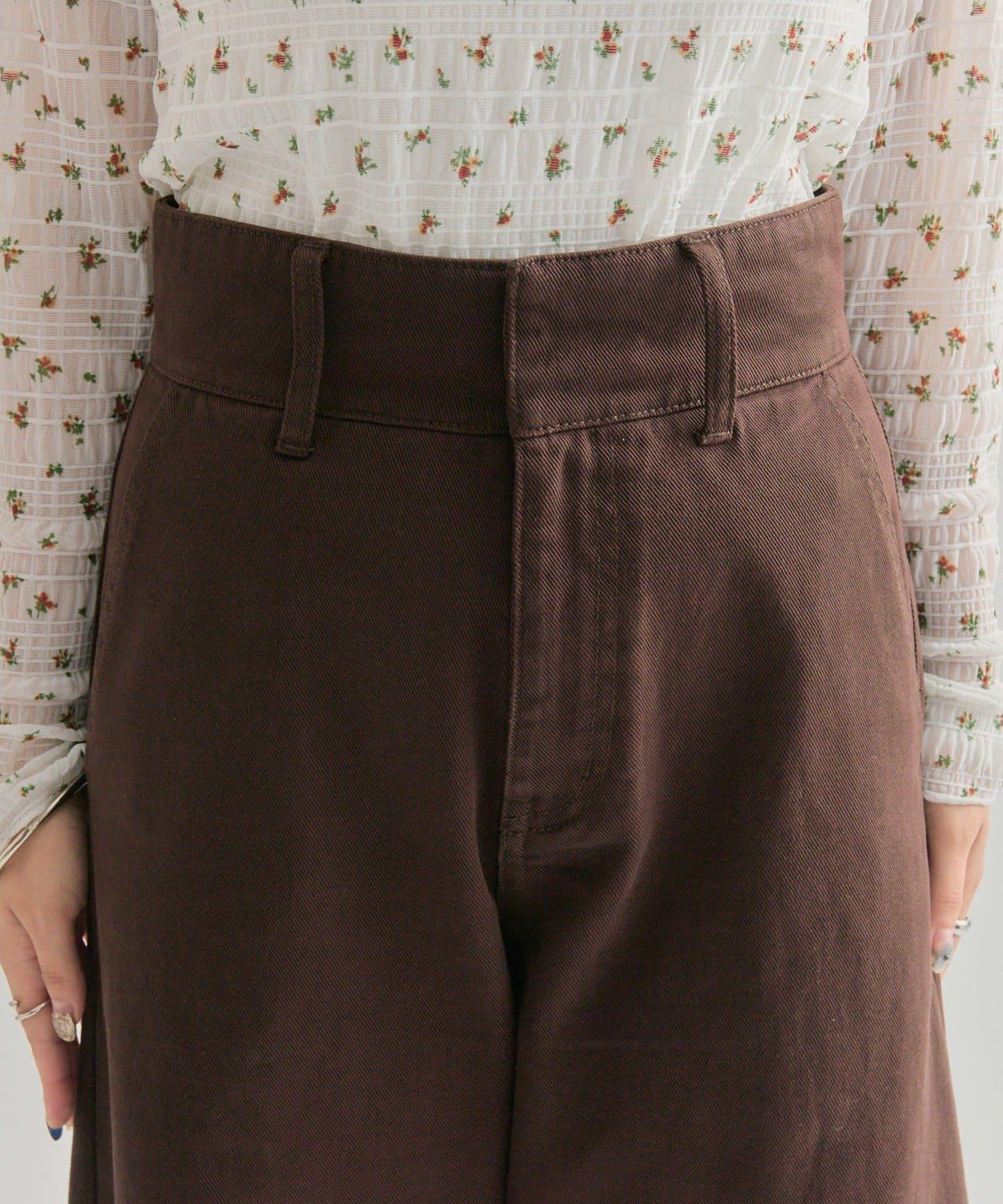 背部鏤空牛仔褲