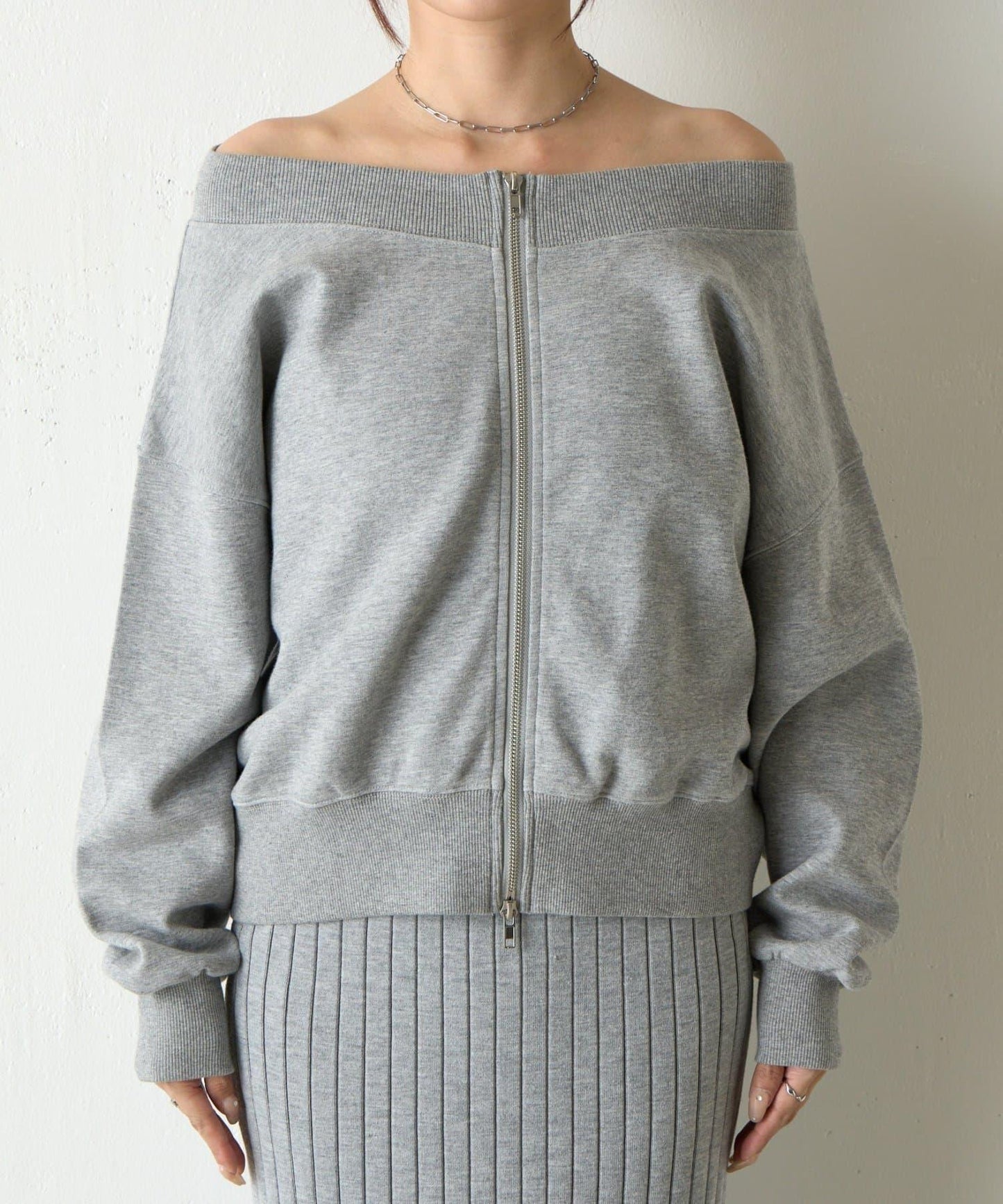 箱型露肩拉鍊上衣