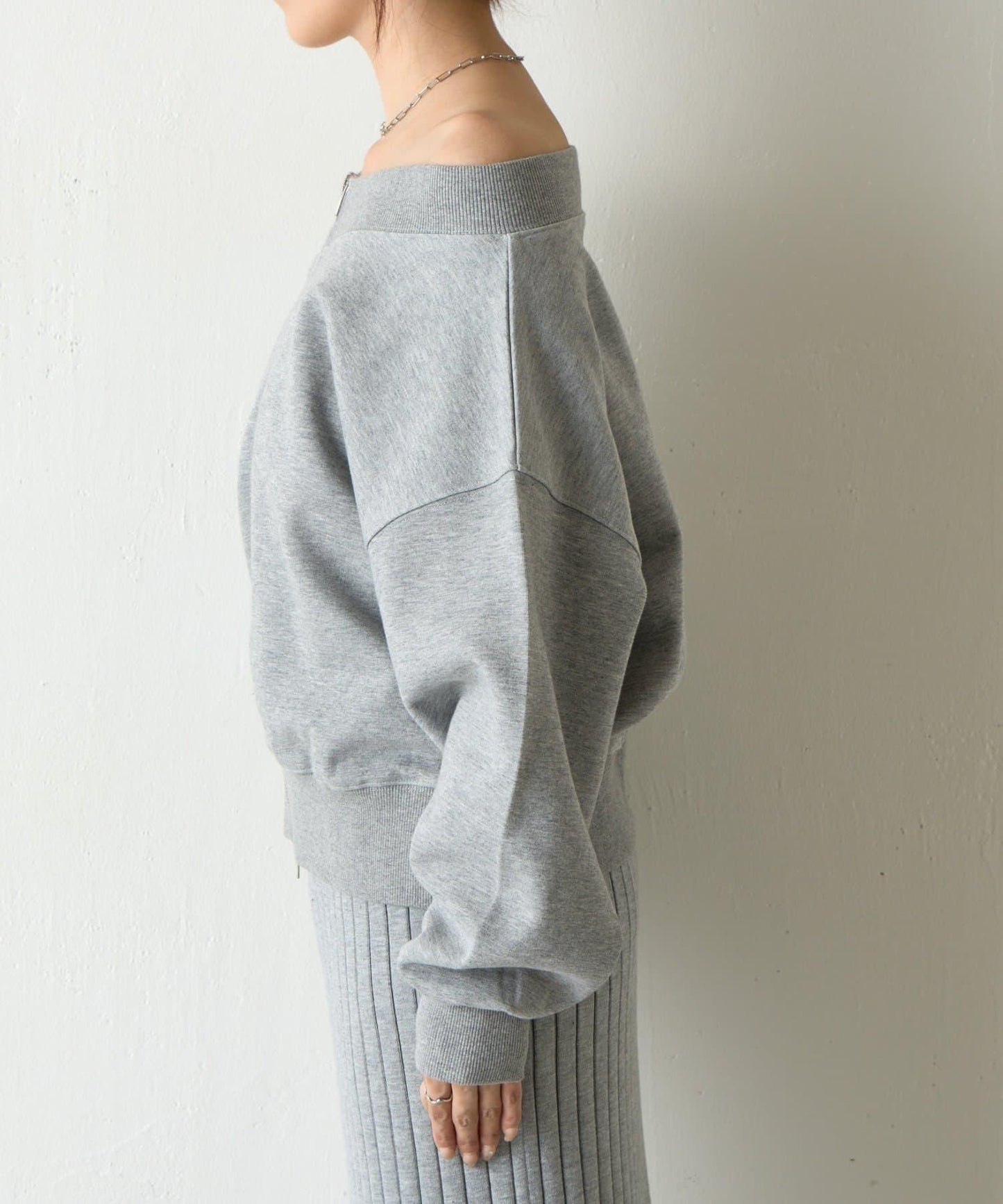 箱型露肩拉鍊上衣