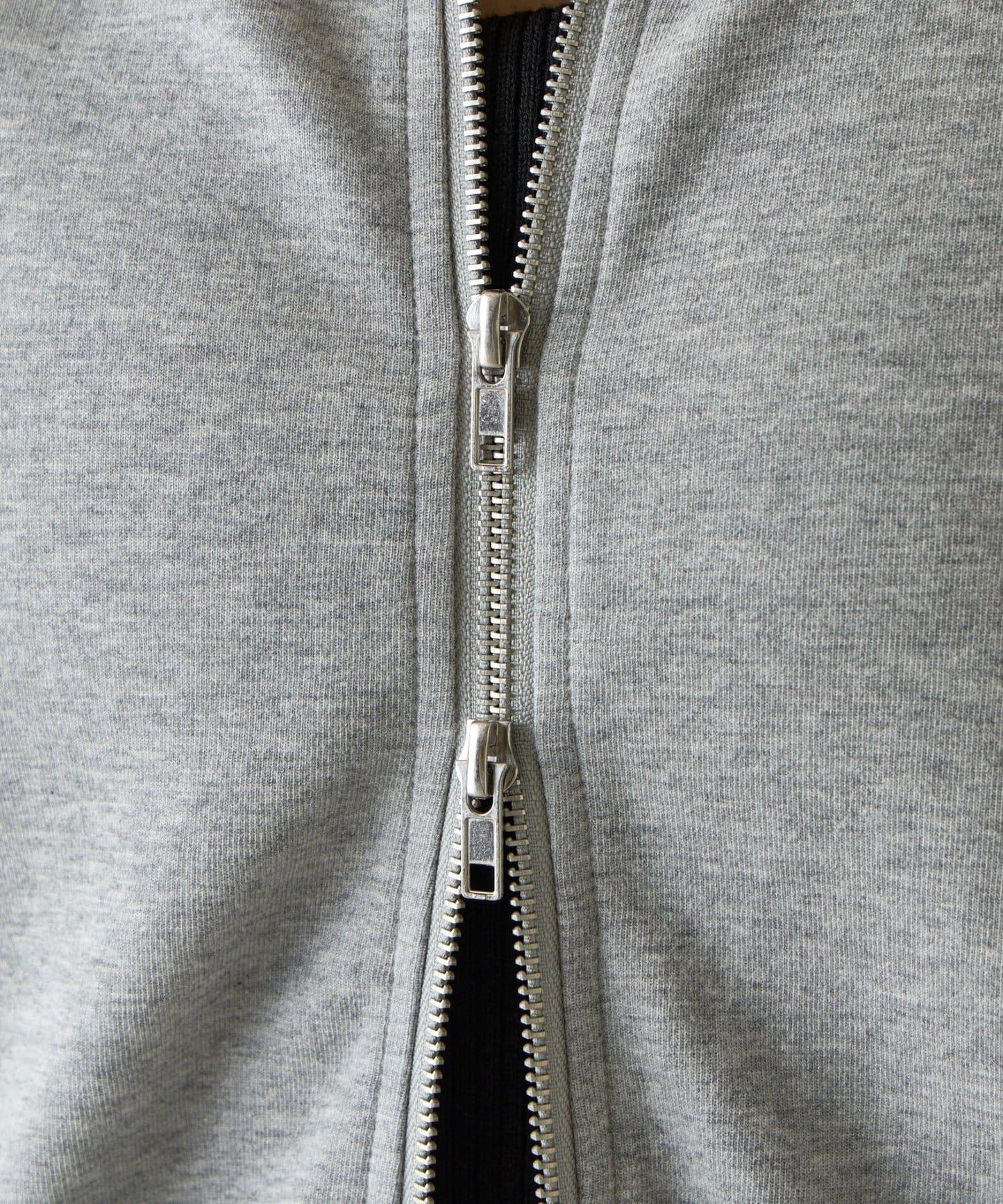 箱型露肩拉鍊上衣