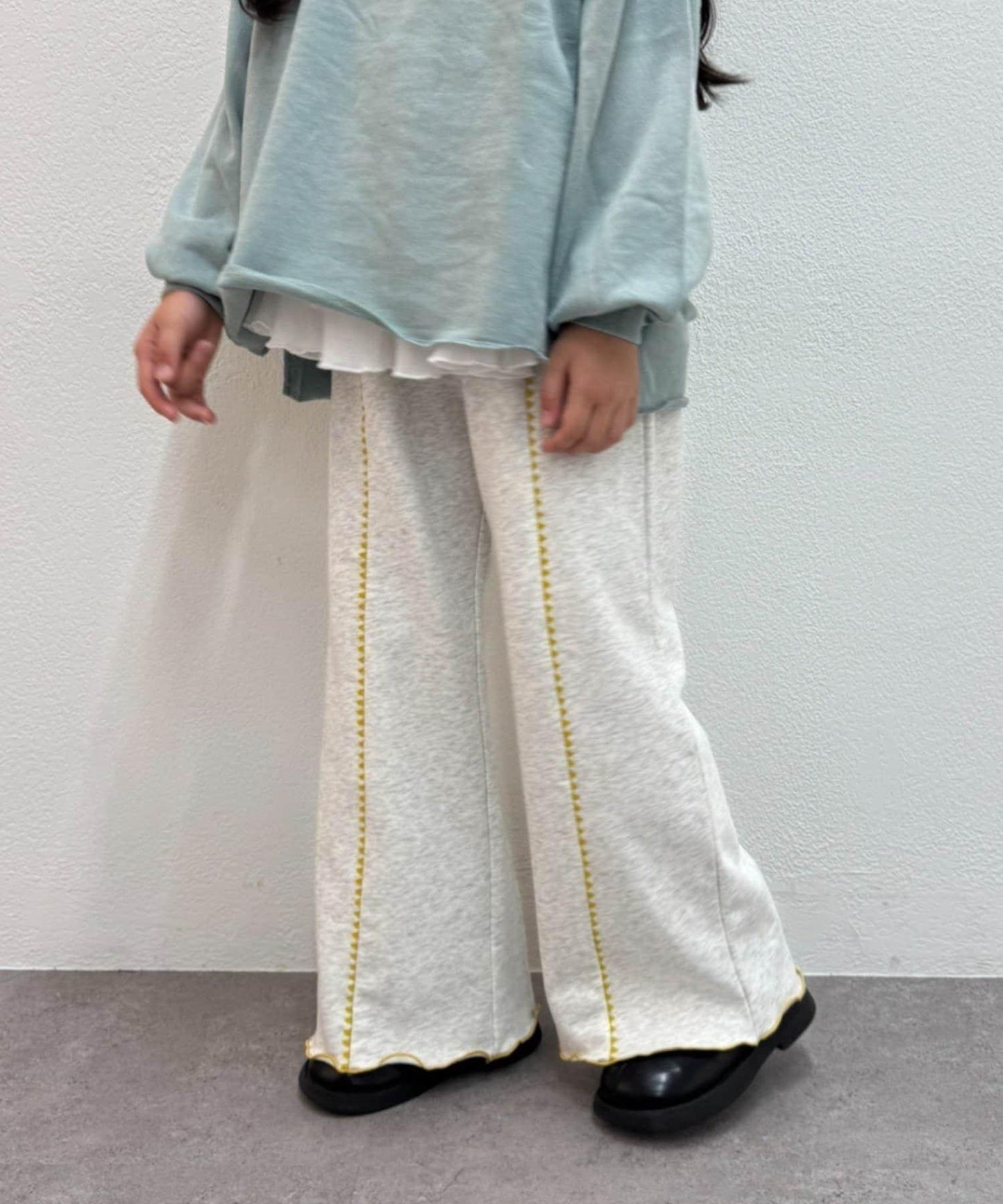 【KIDS】拼色蛤殼縫線微喇叭褲