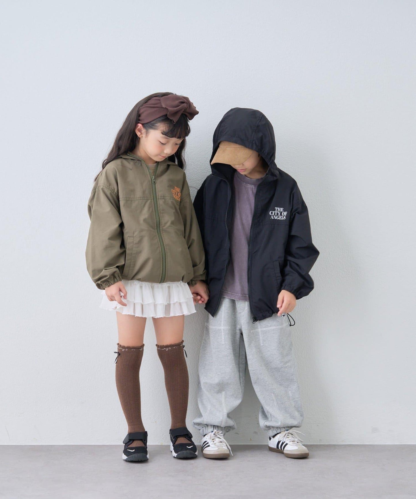 【KIDS】背部刺繡連帽衝鋒衣