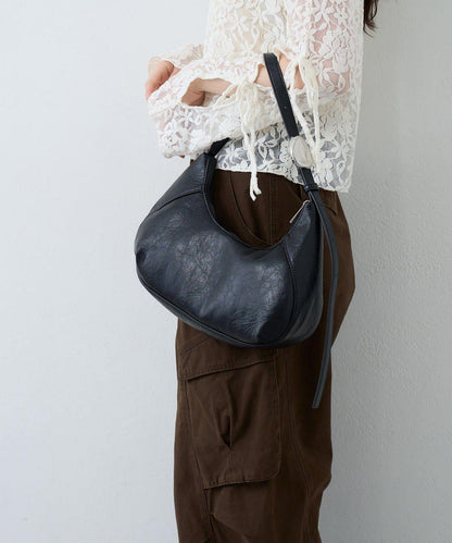 【2WAY/可收納500ml塑料瓶】半月造型單肩包