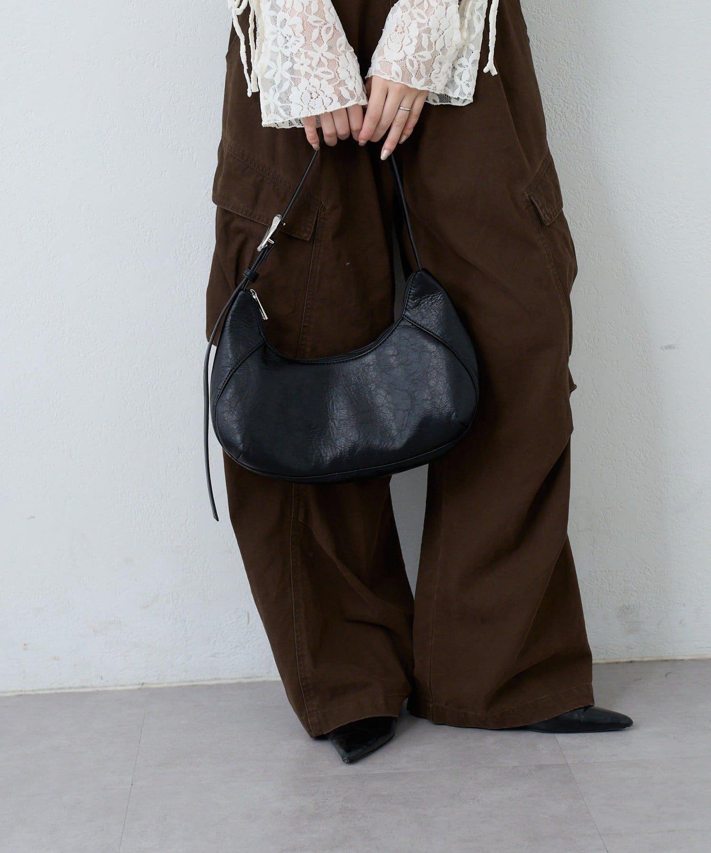 【2WAY/可收納500ml塑料瓶】半月造型單肩包