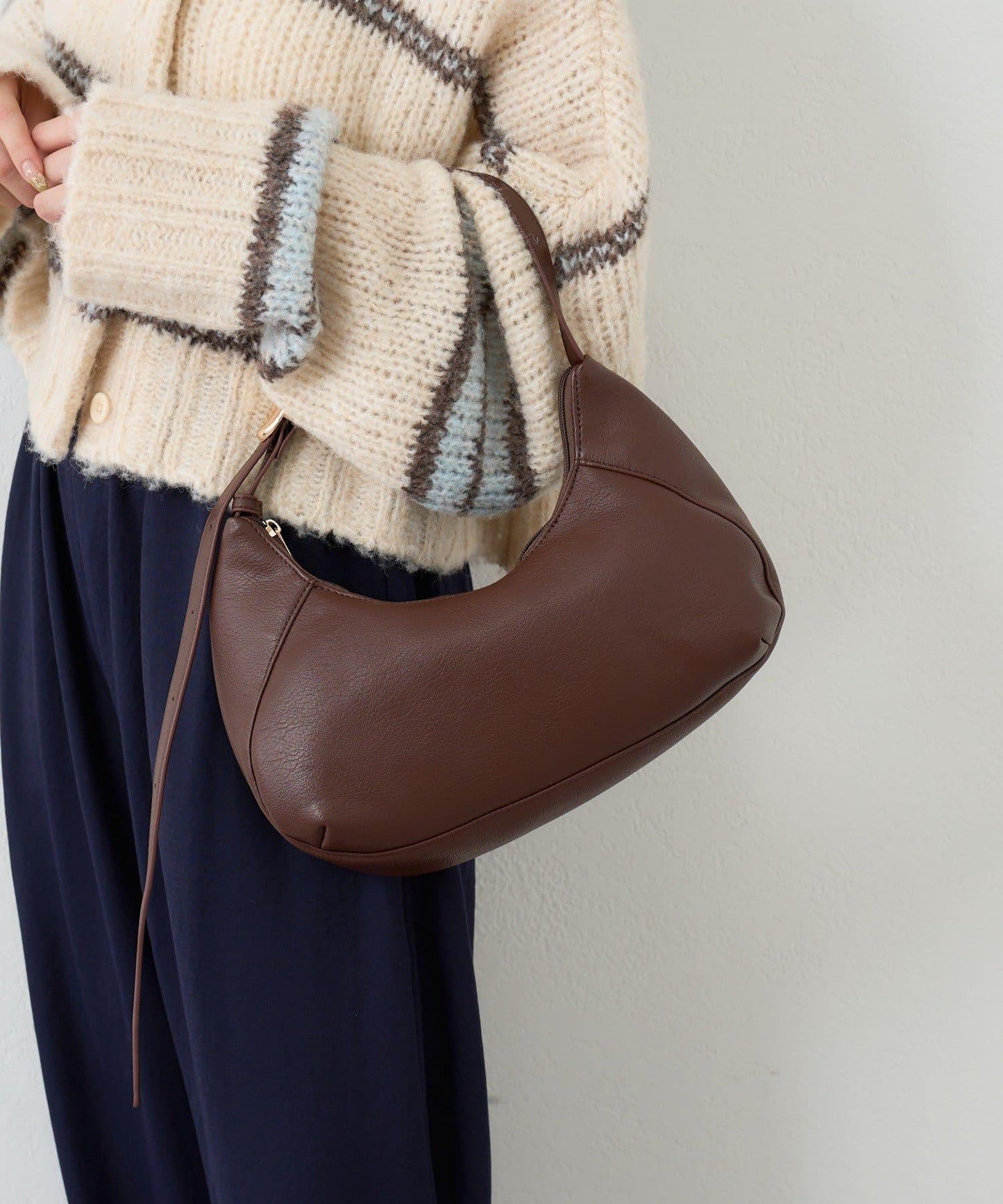 【2WAY/可收納500ml塑料瓶】半月造型單肩包