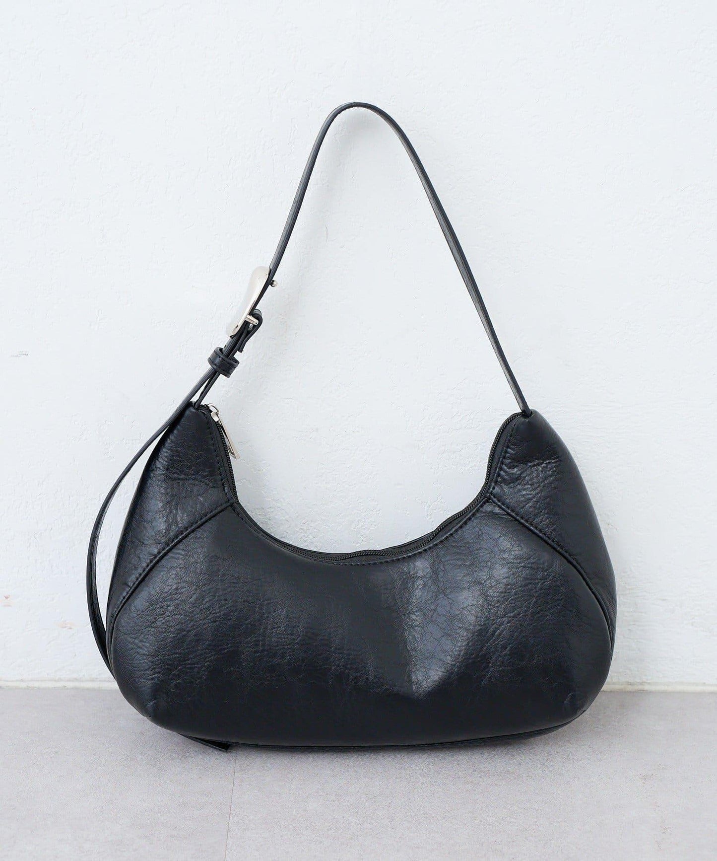 【2WAY/可收納500ml塑料瓶】半月造型單肩包