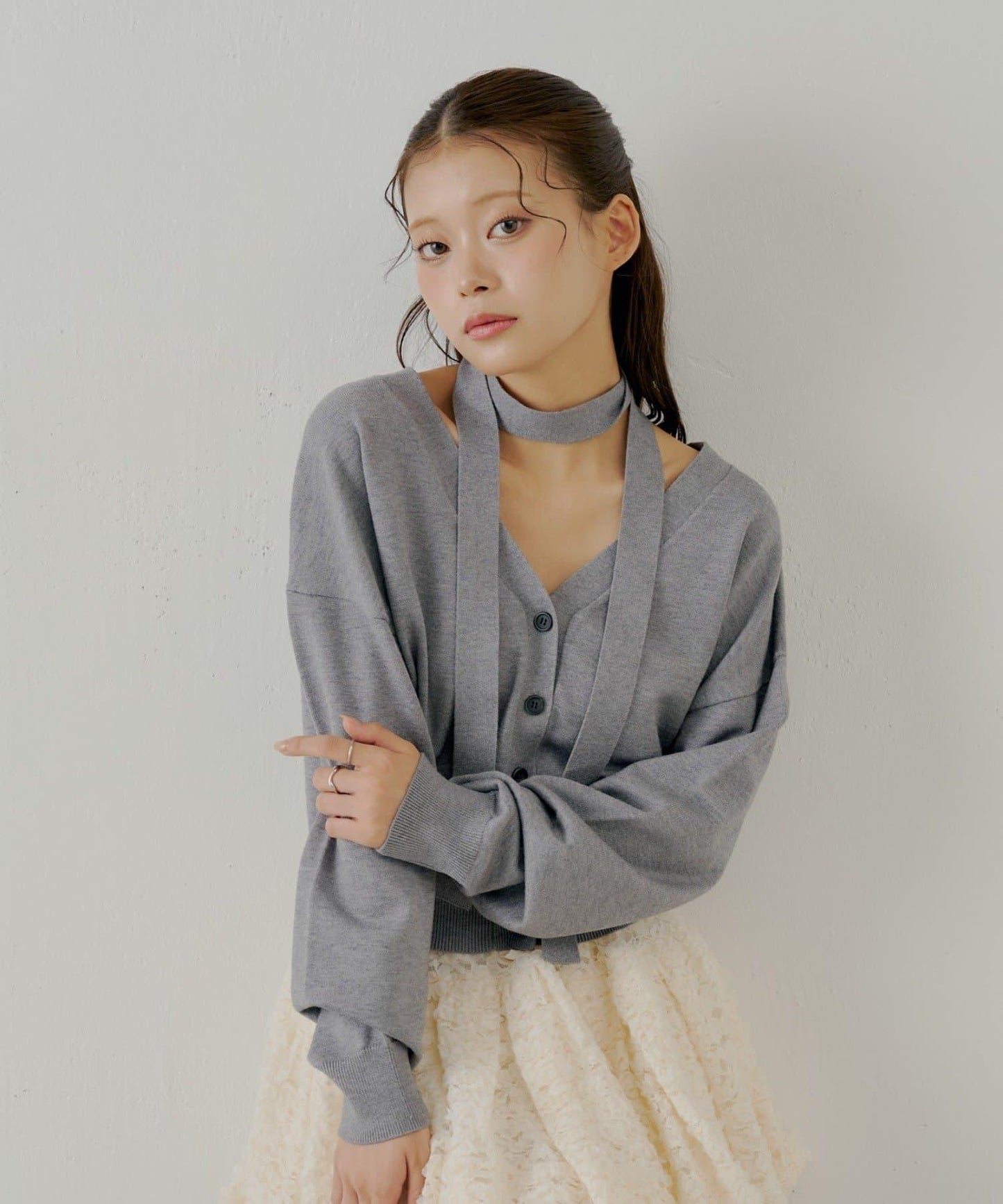 【Chico】帶領帶V領修身針織衫