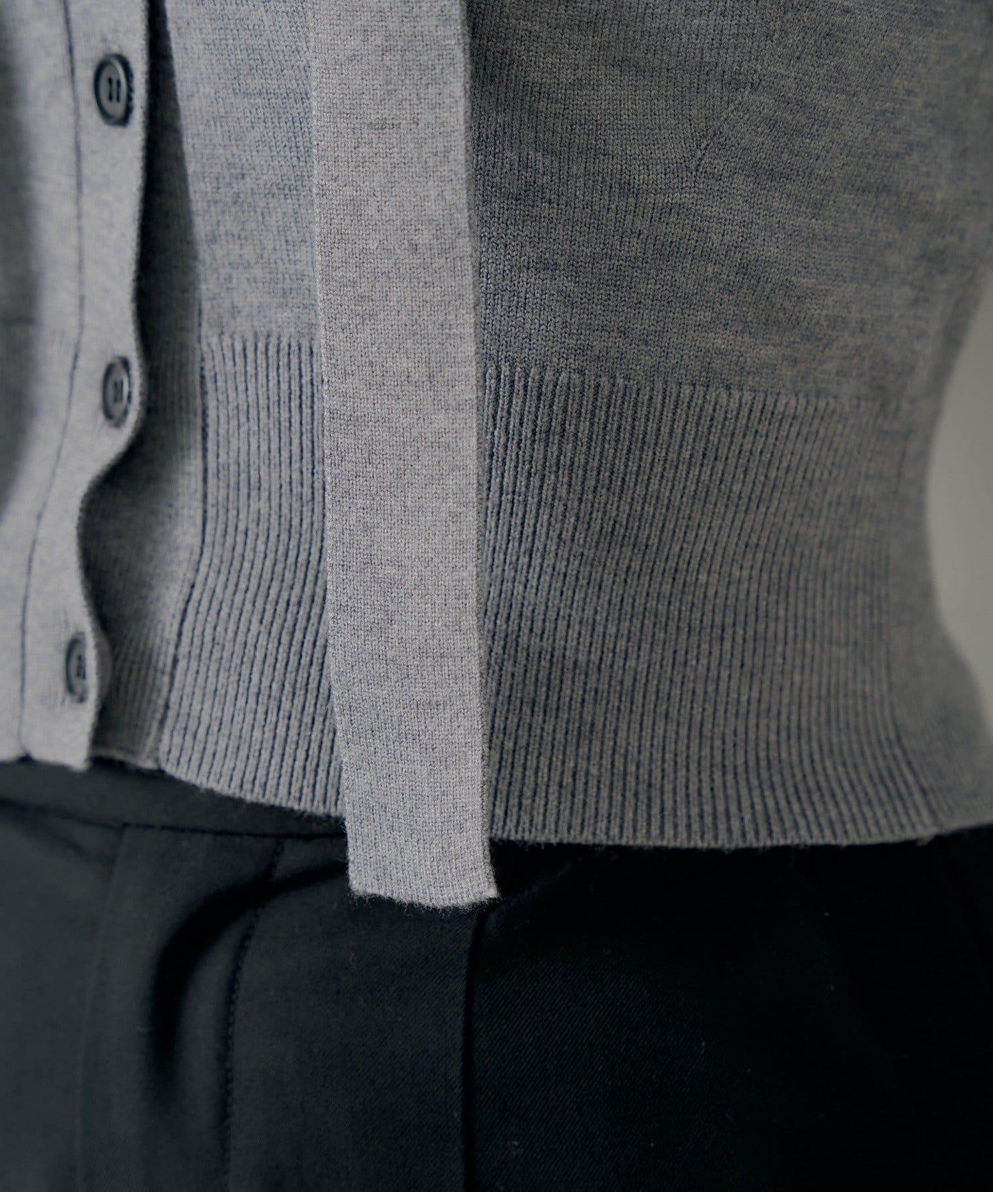 【Chico】帶領帶V領修身針織衫