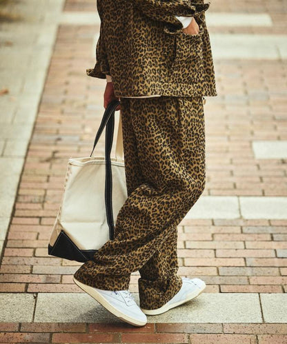 寬鬆直筒版型 全印花燈芯絨休閒褲【可搭配套裝】