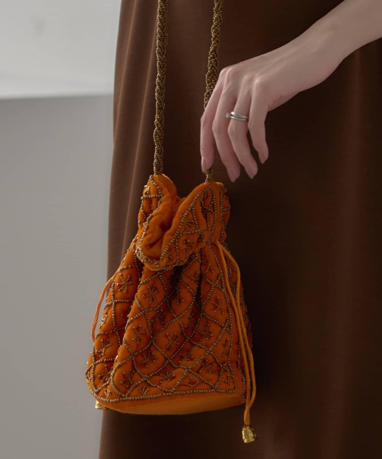 【aguni】天鵝絨珠飾刺繡包