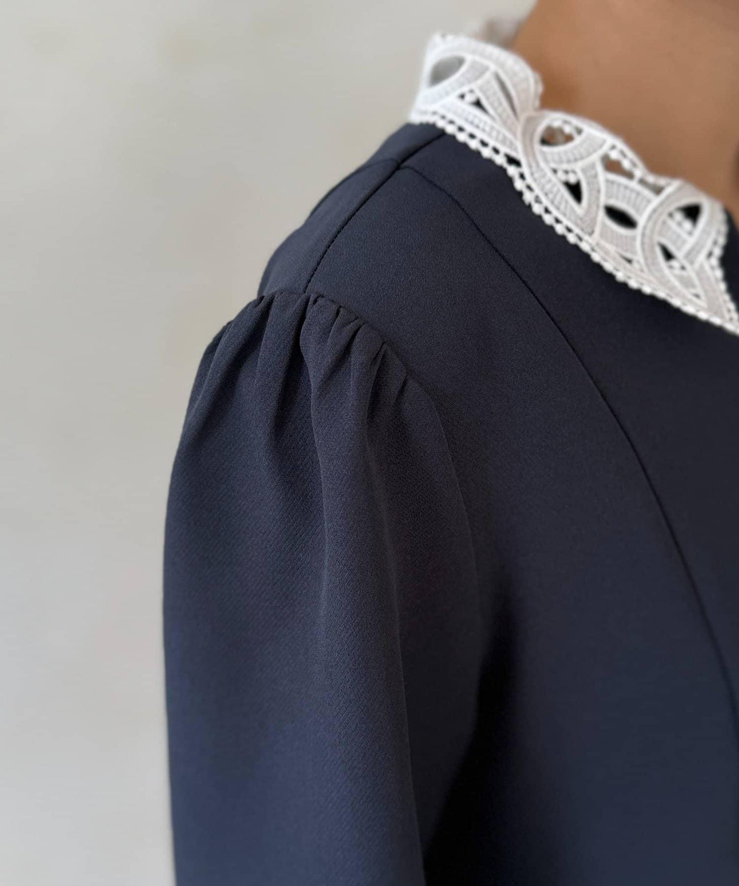 【MAYURI企畫】【適合正式場合】可拆卸領前拉鍊荷葉邊下襬襯衫