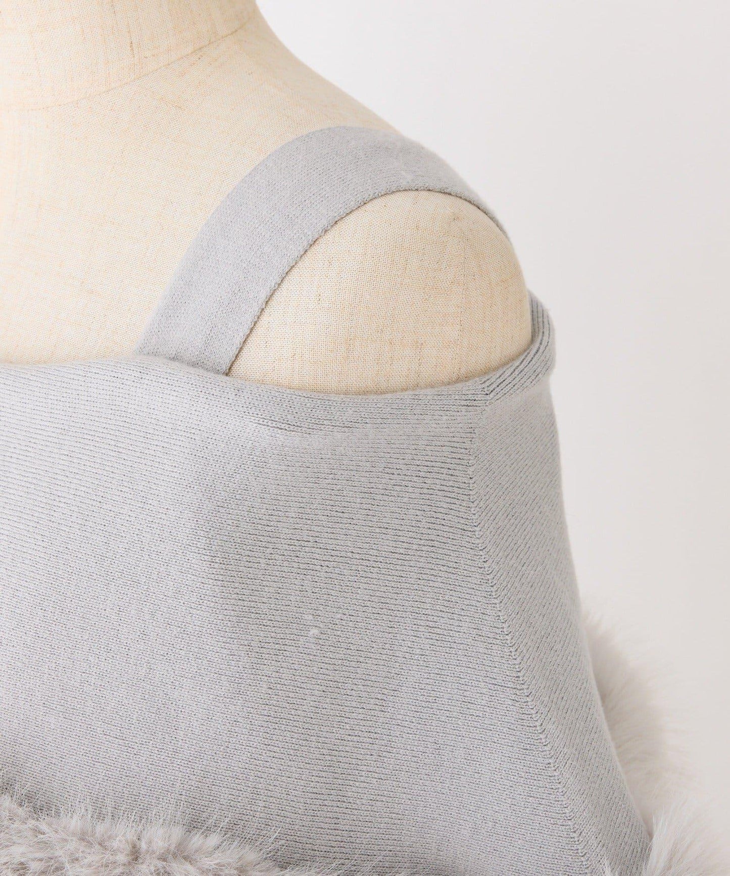 可拆卸蝴蝶結一字肩毛絨針織連衣裙