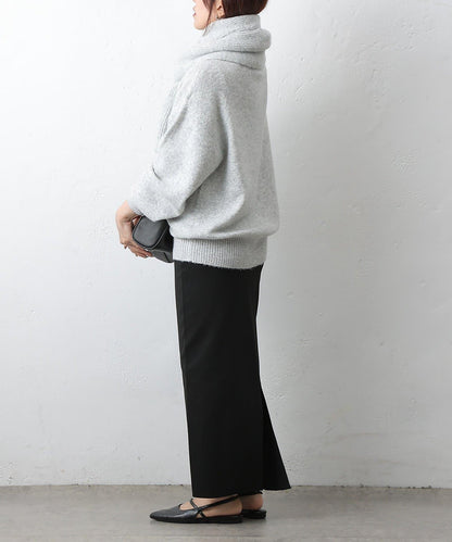 圓領針織衫配圍巾