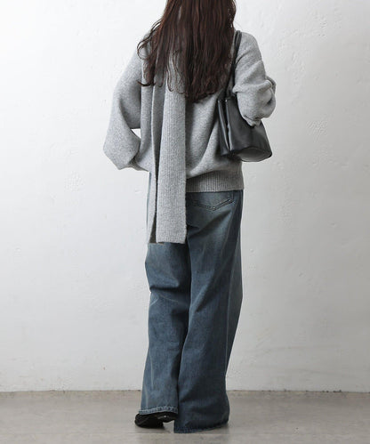 圓領針織衫配圍巾