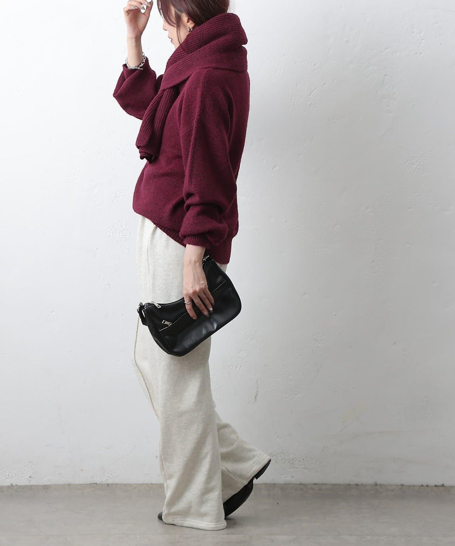 圓領針織衫配圍巾