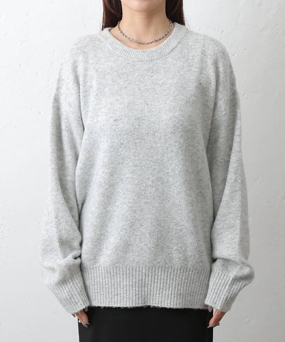 圓領針織衫配圍巾