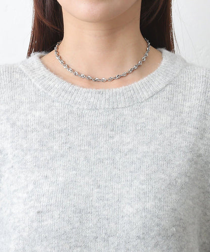 圓領針織衫配圍巾