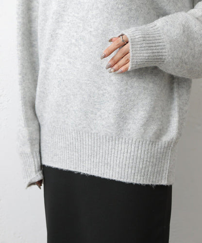 圓領針織衫配圍巾