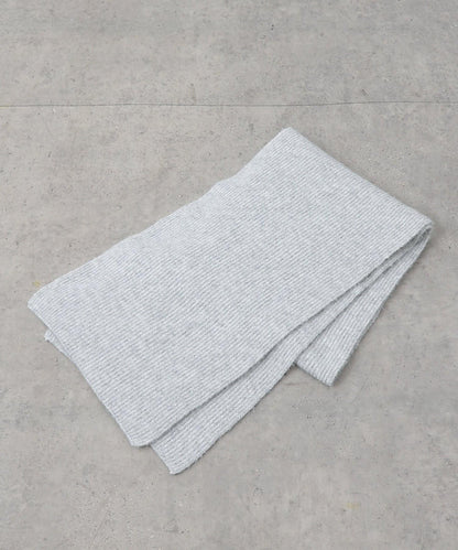 圓領針織衫配圍巾