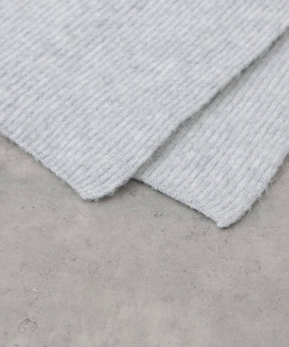 圓領針織衫配圍巾