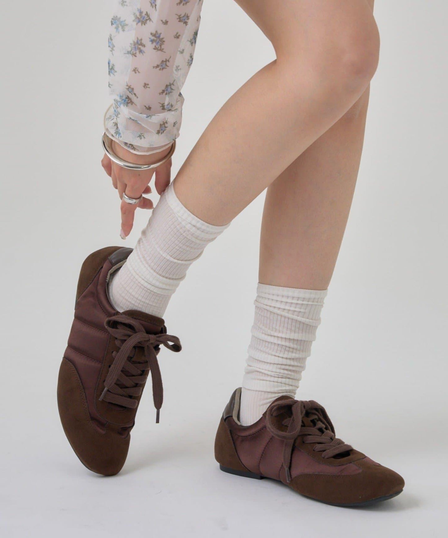 緞面拼接休閒運動鞋