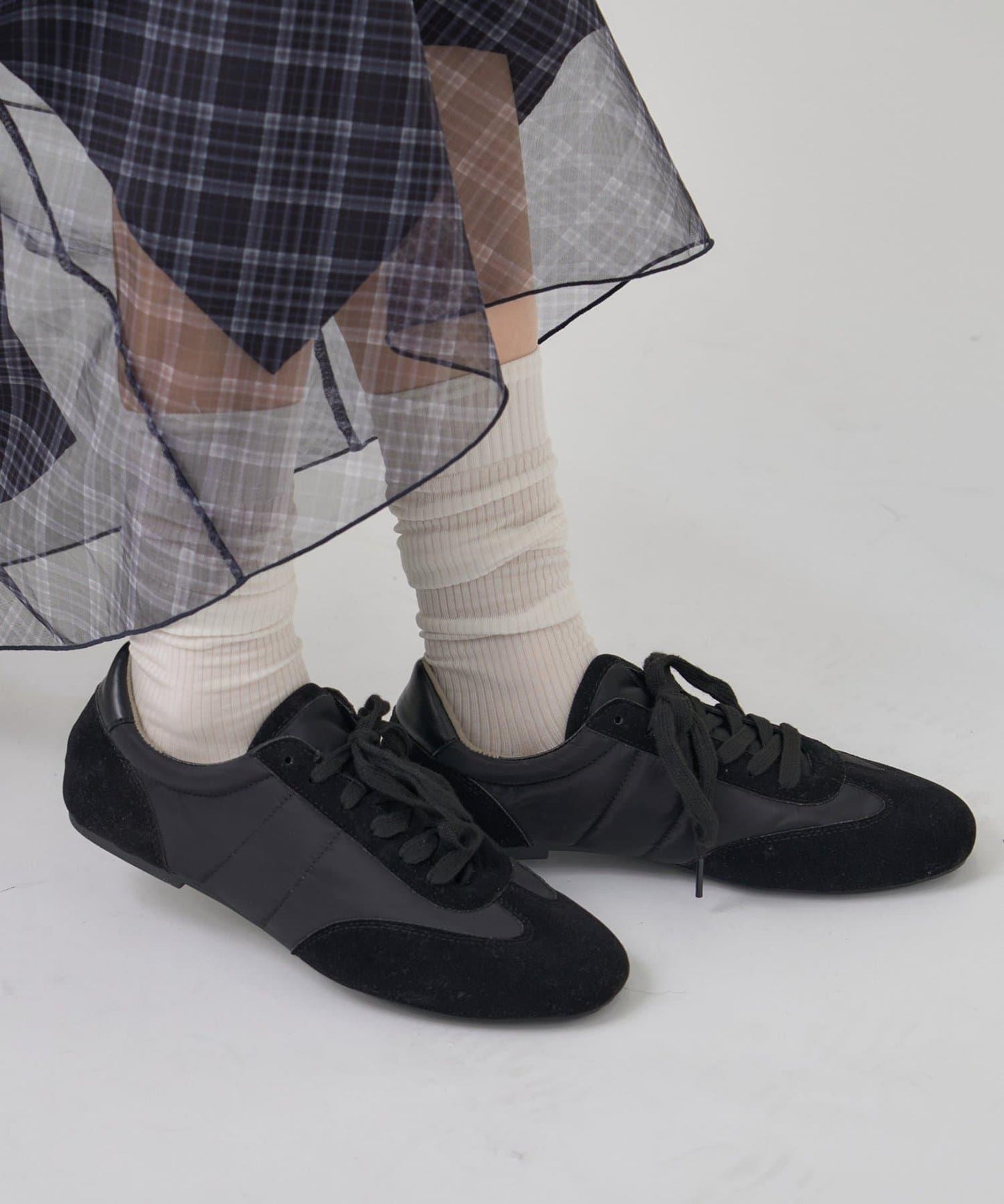 緞面拼接休閒運動鞋