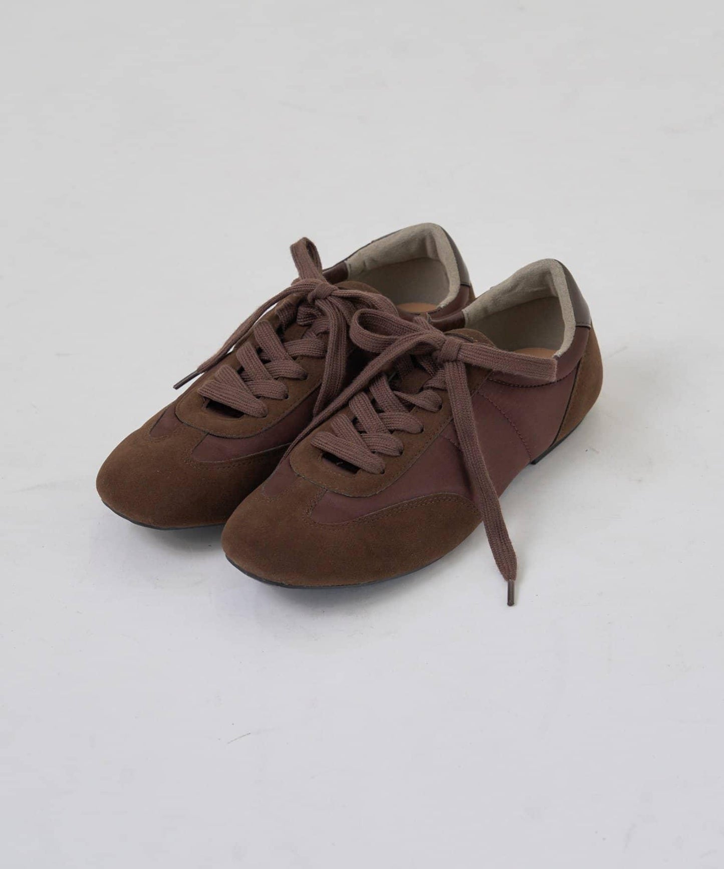 緞面拼接休閒運動鞋