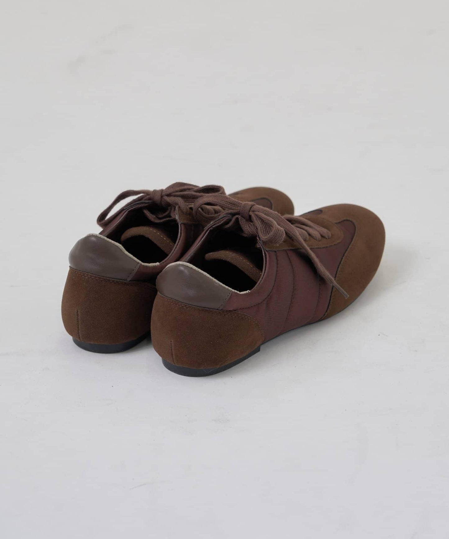 緞面拼接休閒運動鞋