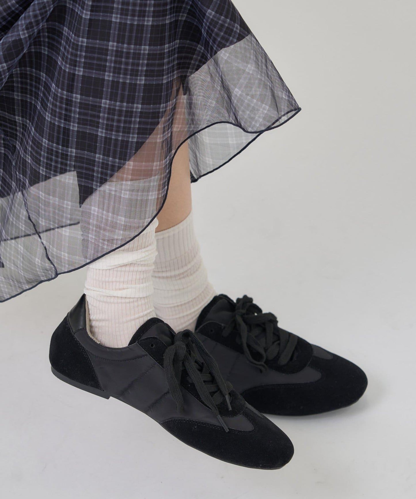 緞面拼接休閒運動鞋